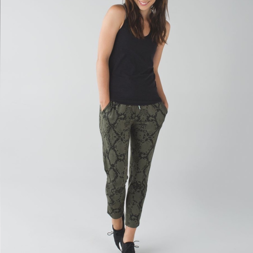 Lululemon Jet Crop Ziggy Snake Luxtreme Fatigue Green Gator Green Size 6